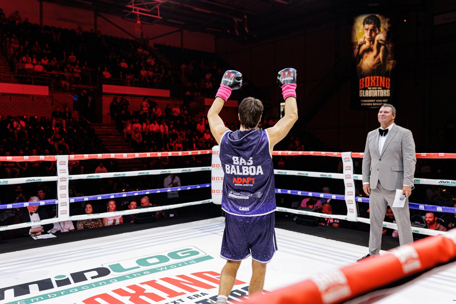 Bas Balboa met zijn handschoenen omhoog in de ring
